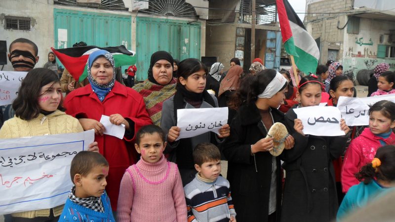 اتحاد لجان المرأة في رفح ينظم وقفة تضامنية مع أطفال مخيم اليرموك