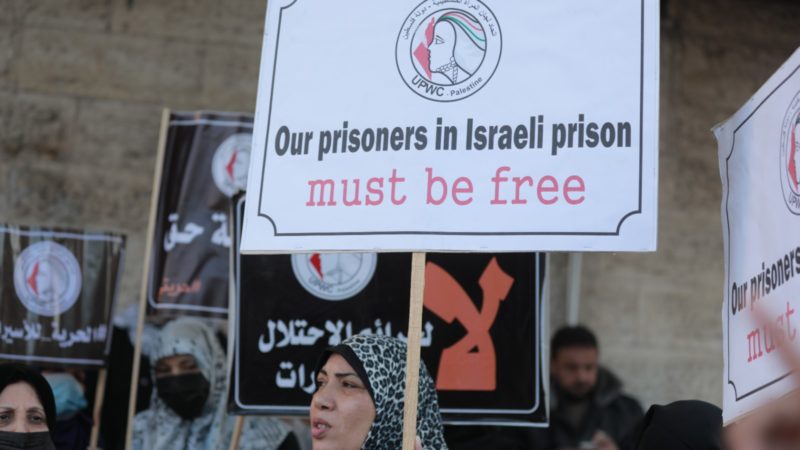 اتحاد لجان المرأة الفلسطينية ينفذ وقفة تضامنية مع الأسيرات والأسرى في سجون الاحتلال